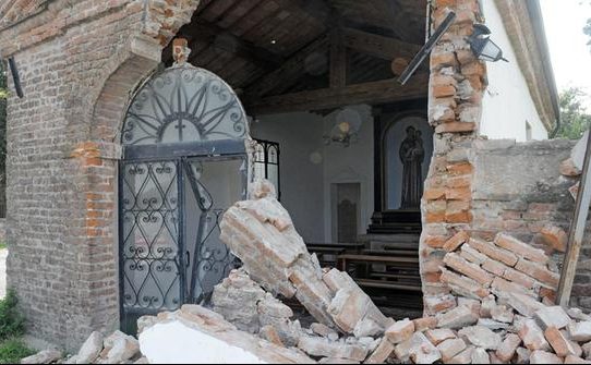 Rimorchio agricolo contro una chiesa del 700‘ in Veneto