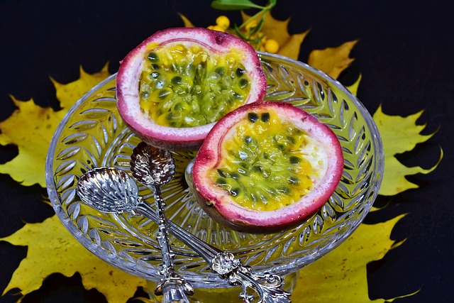 Frutto della passiflora su un piatto
