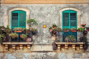 balcone con piante sempreverdi